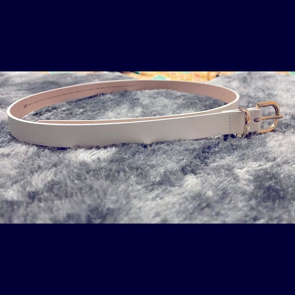 H&M White Belt - 5 holes white textured NEW  NWOT - Picture 1 of 3